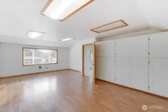 HUGE BONUS ROOM 2ND FLOOR