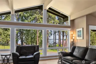 Lake Tapps and Jenks Park green belt views, lakefront living w/out the lake front taxes!