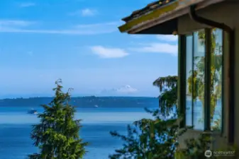 Spectacular views of Puget Sound, ferry traffic and sail boats plying the waters. Even Mount Baker on a clear day!