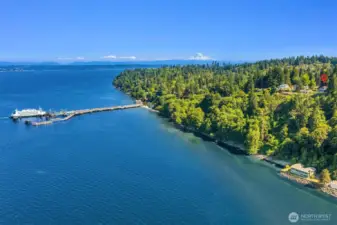Home is so convenient to ferries to Seattle and Kitsap Peninsula. Car ferry heads to West Seattle & Southworth, foot ferry takes you right into the downtown Seattle waterfront.