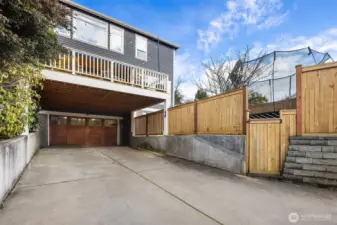 Carport + driveway parking