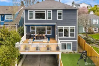 Quiet alley access to home