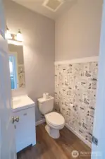 Main floor 1/2 bath