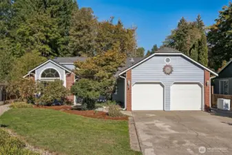 Lovely rambler in close in West Olympia on a cul-de-sac