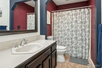 Guest bathroom with tub/shower