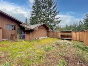 West fenced side yard w/dog run