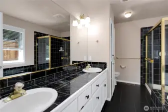 Lovely five piece bath.