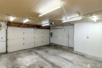 Large garage with w/d hook up.
