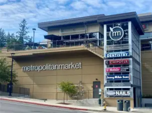 Need groceries, a bite to eat, or a quick errand? Sammamish Village is right nearby with Metropolitan Market, tasty restaurants, and helpful shops and services.
