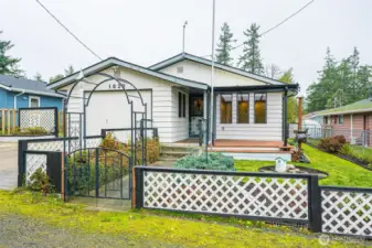 Experience the convenience of single-story living in a prime location right in the heart of Port Townsend.