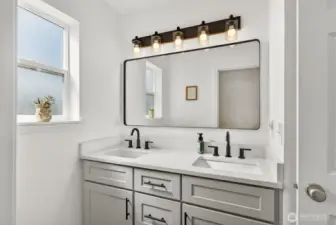 Upstairs Full Bathroom