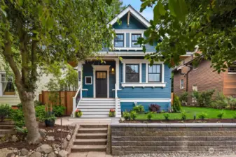 lThis gracious 1914 Craftsman has been thoughtfully edited for 21st Century Living. It's in a prime location, has been extensively renovated while retaining it's charm.