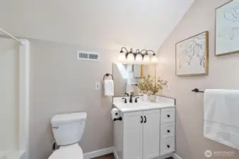 Upstairs full bathroom