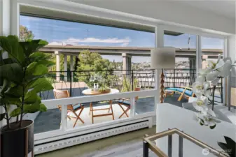 Floor-to-ceiling, oversized windows create a bright, open atmosphere and connect the indoors with the outdoors.