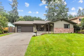 Welcome Home! Beautifully updated rambler on a spacious Puyallup lot.