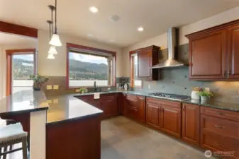 The ample and open kitchen allows you to enjoying hosting.