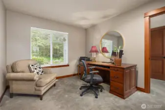 Bonus room/office off of the junior primary en-suite bedroom.