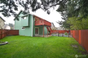 Another look at the backyard, ideal for family activities and outdoor enjoyment.