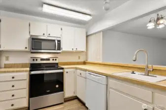 New stainless steel microwave and 4--burner cooktop/oven in 2023