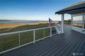 Beautiful backyard Deck