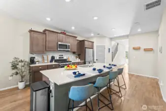 Kitchen and dining area combination, perfect for  gatherings and entertaining guests.
