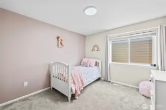 Secondary bedroom with soft tones and large window – perfect for guests or family.