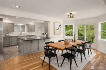 Open concept kitchn & dining area.