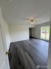 Primary bedroom w/ensuite bathroom