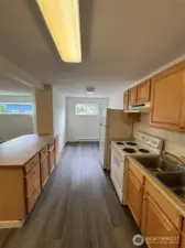 Kitchen - all appliances stay