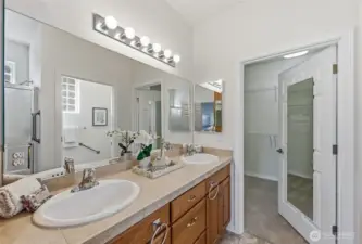 Primary Bath w/large walk-in closet