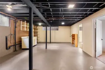 The sellers used this space for quilting, woodworking, guest overflow, laundry, and storage. A blank canvas for everything you need and can dream of!