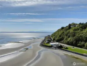There is a community beach and two boat launches.