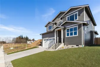 Facade/Front yard/Garage/Entry