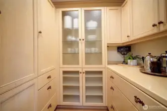 Convenient Butler's Pantry With incredible Storage
