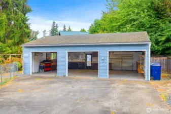 3 stall 900 square feet detached garage