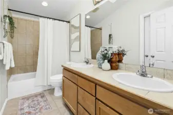 Upstairs Full Bathroom