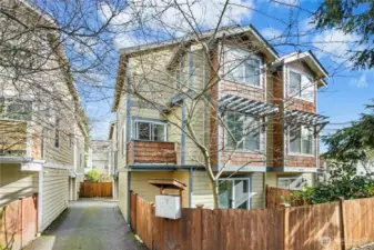 Located in a charming North Seattle setting, just minutes to Green Lake and downtown Seattle combining neighborhood feel with city convenience.