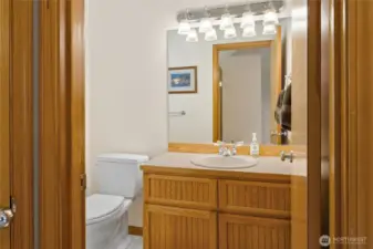 Main floor 1/2  bathroom