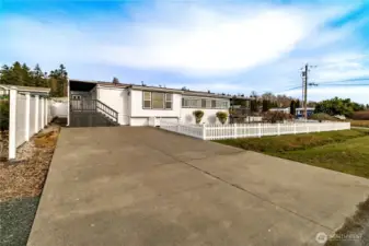 Spacious second driveway