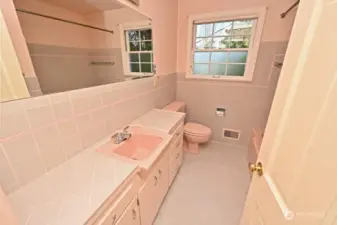 Full Bathroom between Bedrooms #2 and #3 (Primary).