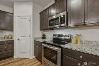 Kitchen, Granite Counters, Luxury Vinyl Plank Flooring, High Ceilings, Built-In Microwave, Stainless Appliances, Free-Standing Oven