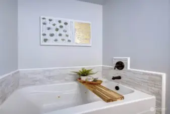 Jetted soaking tub