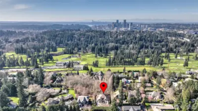 Excellent location in Bellevue right next to Glendale Golf and Country Club! Easy access to DT Bellevue.