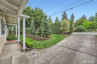 Convenient driveway offers great parking for East of Market.