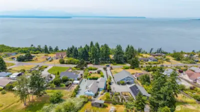Neighborhood amenities include private beach access and a pickleball court!