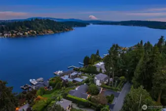 Enjoy an exceptional Medina lifestyle with its natural beauty, privacy, luxury real estate, and proximity to Seattle and Bellevue.