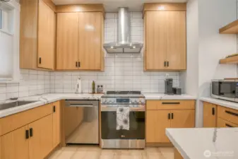 Custom to-the-ceiling tile backsplash