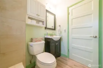 Another view of the bathroom.