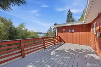 Deck off the master!