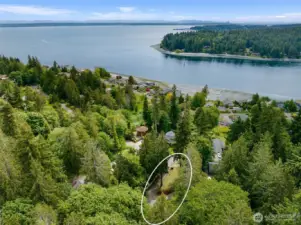 Within walking distance to Old Man House Park with public beach access to Agate Passage.